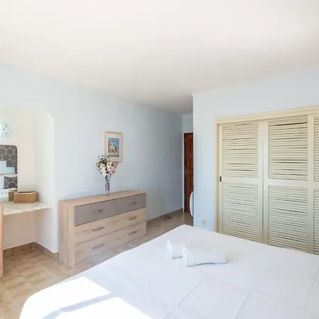 Luna - With A Pool Area With A Lounge Bar Апартаменты *