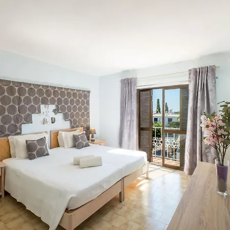 Luna - With A Pool Area With A Lounge Bar