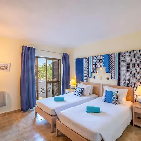 Luna - With A Pool Area With A Lounge Bar Apartamento